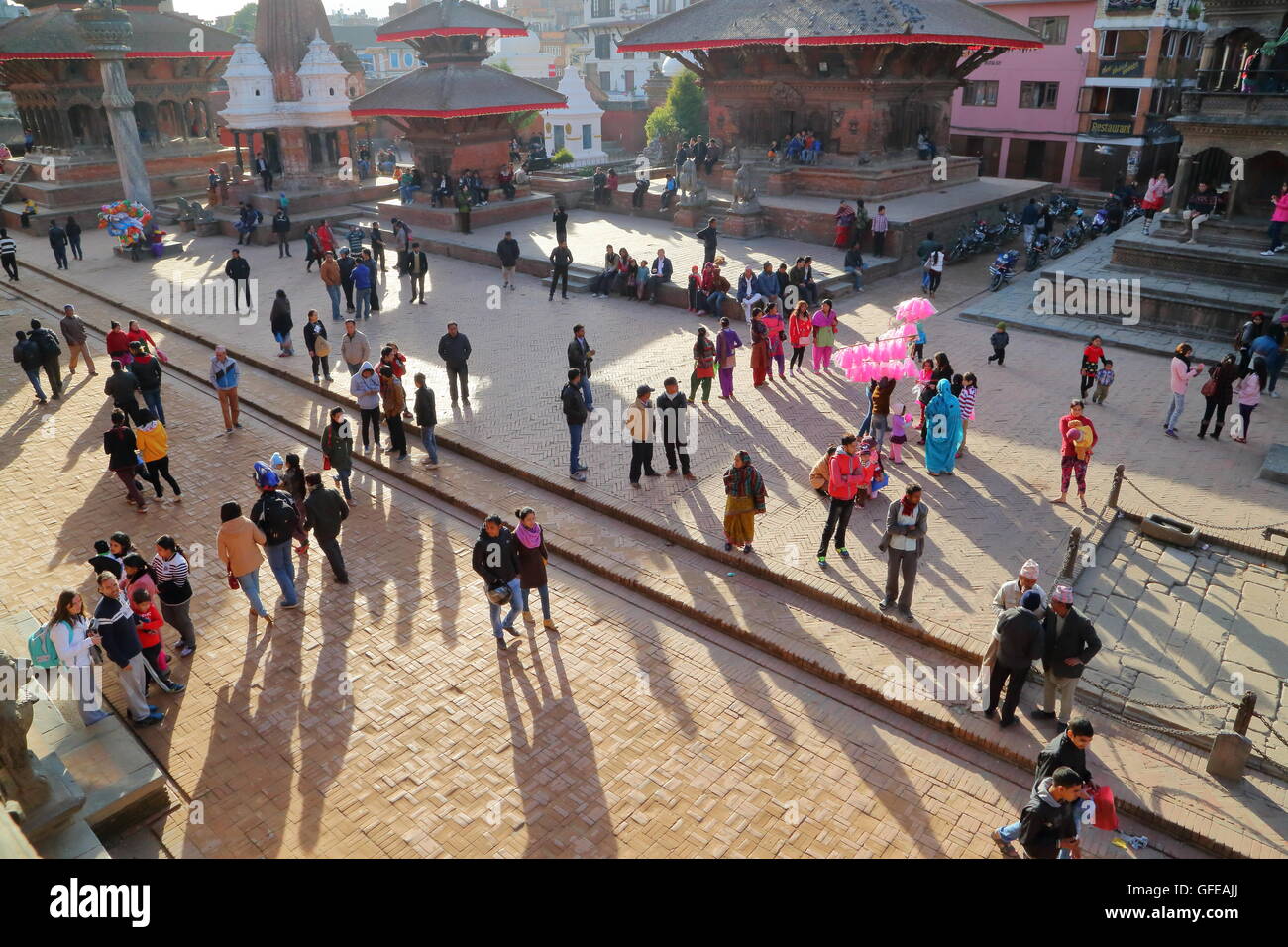 La rue principale le long des temples au coucher du soleil à Durbar Square, Patan, Népal Banque D'Images