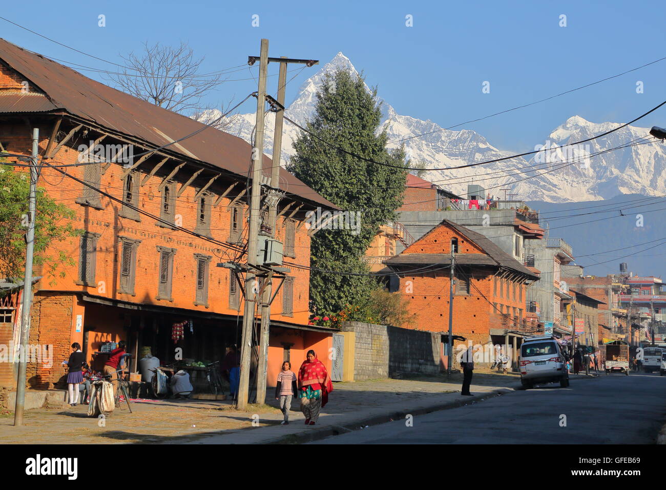 Vieille ville de Pokhara avec les montagnes de l'Himalaya dans l'arrière-plan, Pokhara, Népal Banque D'Images