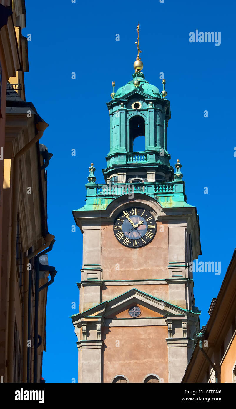 Le clocher de l'église de Saint-Nicolas dans la vieille ville de Stockholm sur un fond de ciel bleu Banque D'Images