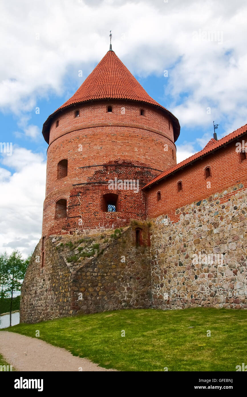 Tour du château en brique et d'une partie du mur de la ville de Trakai Banque D'Images