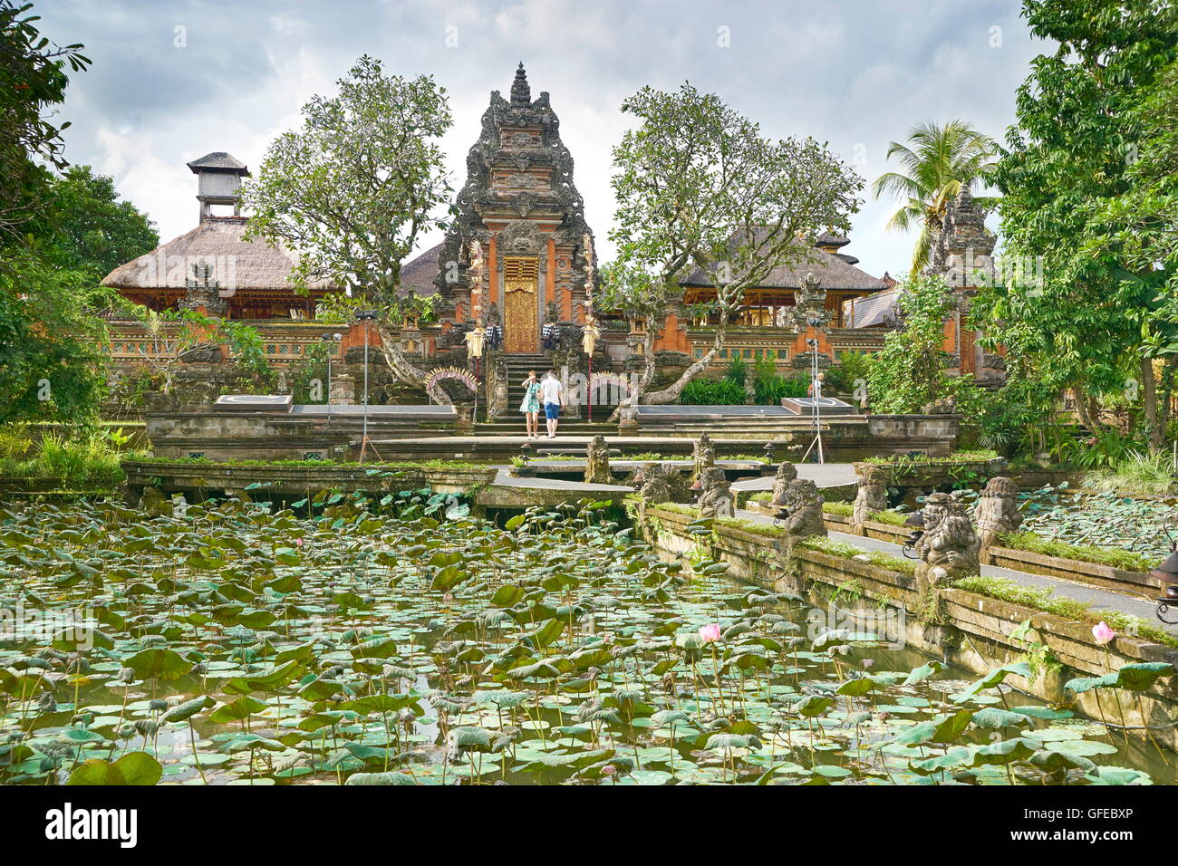 Temple Pura Saraswati sur l'eau, Bali, Indonésie Banque D'Images