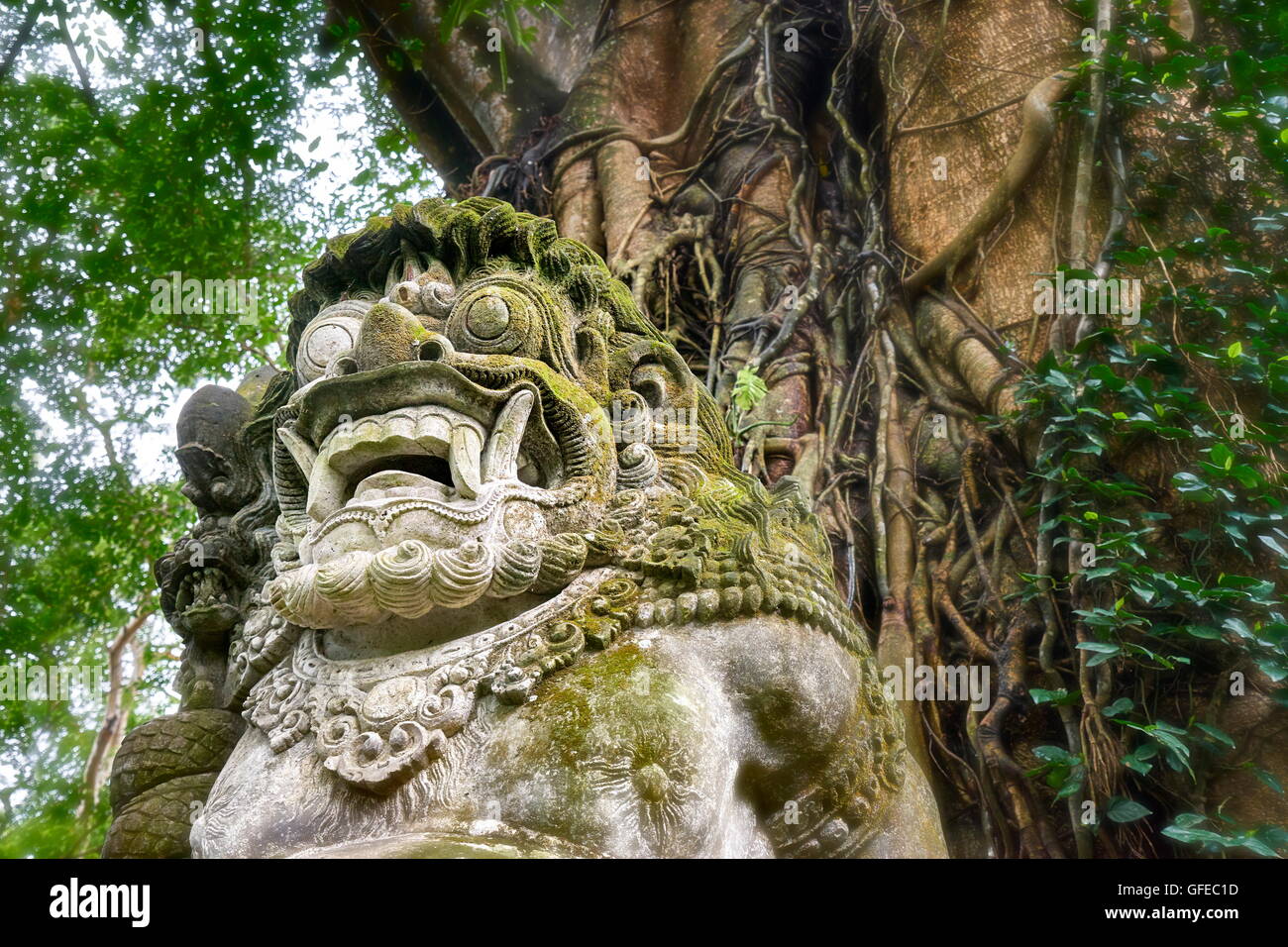 Statue de pierre dans le Sanctuaire de singes sacrés, Bali, Indonésie Banque D'Images