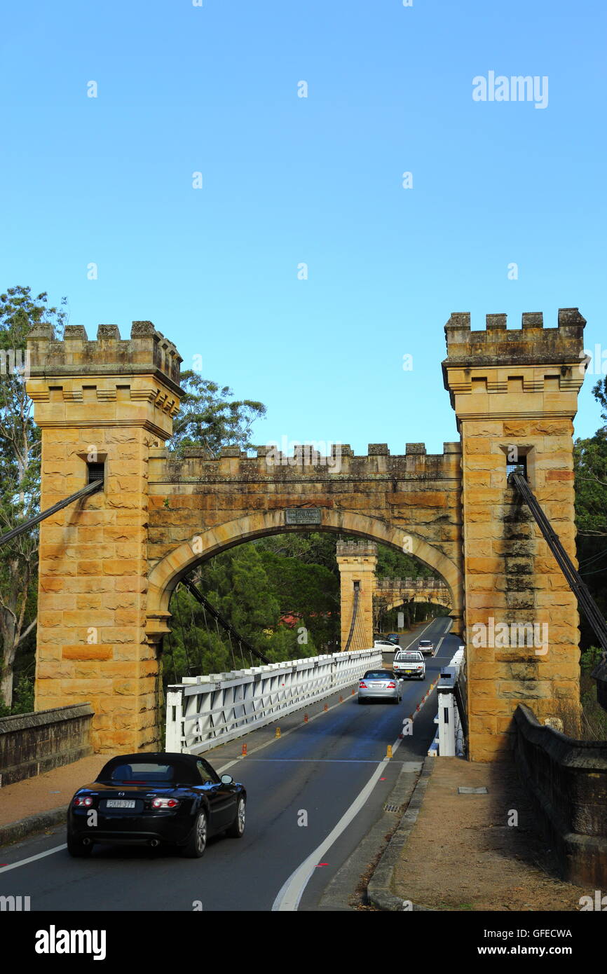 Véhicules traversent le pont Hampden historique dans la ville de Kangaroo Valley, NSW, Australie. Banque D'Images