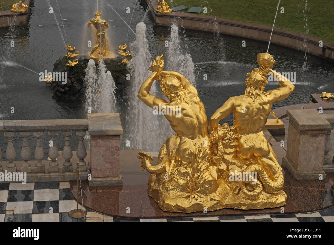 Détail de sculptures et fontaines vu de la terrasse, le Grand Palais de Peterhof, St Petersbourg, Russie. Banque D'Images