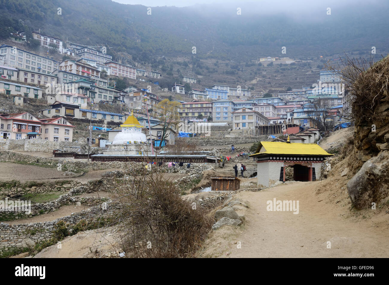 Gate à Namche Bazar - vue sur le village,parc national de Sagarmatha, vallée du Khumbu, Khumbu, Népal (façon de camp de base de l'Everest) Banque D'Images