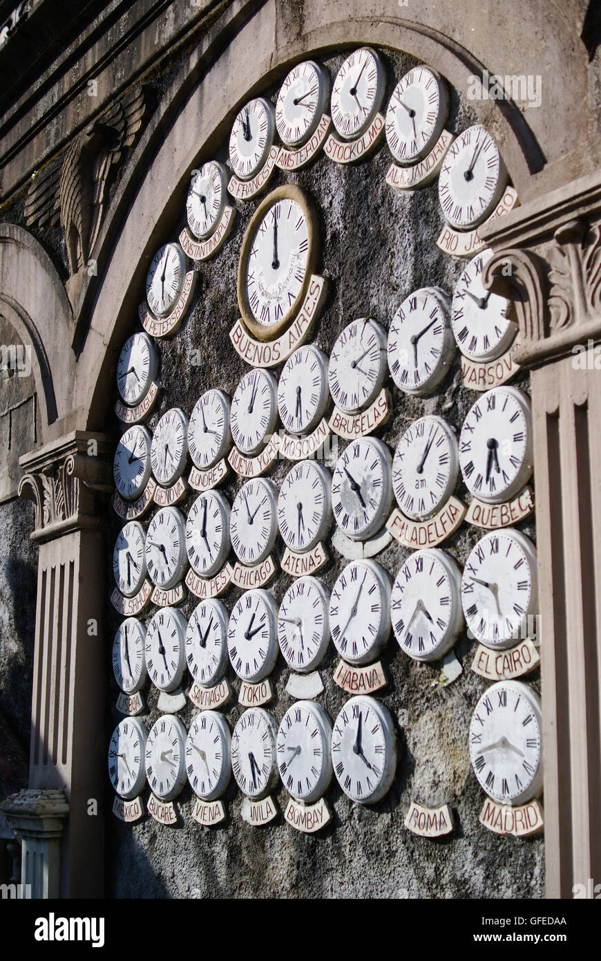 Détail de la sculpture dans le parque del Pasatiempo en Betanzos : diverses horloges en pierre indiquant des heures du monde Banque D'Images