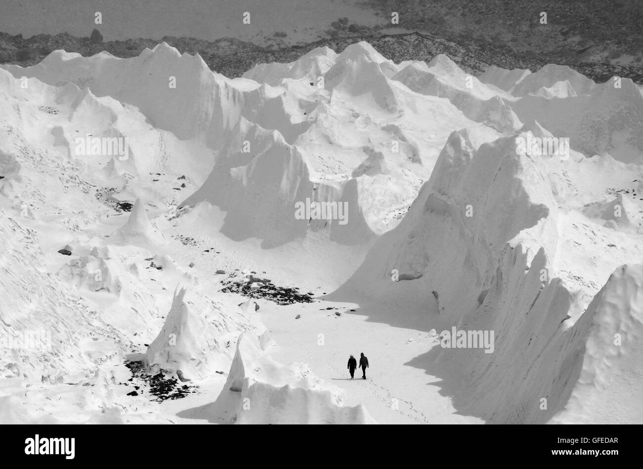 En marchant le long du Glacier de Khumbu, Népal camp de base de l'Everest,région,Asie cette cascade - l'un des plus dangereux des stades sud Co Banque D'Images