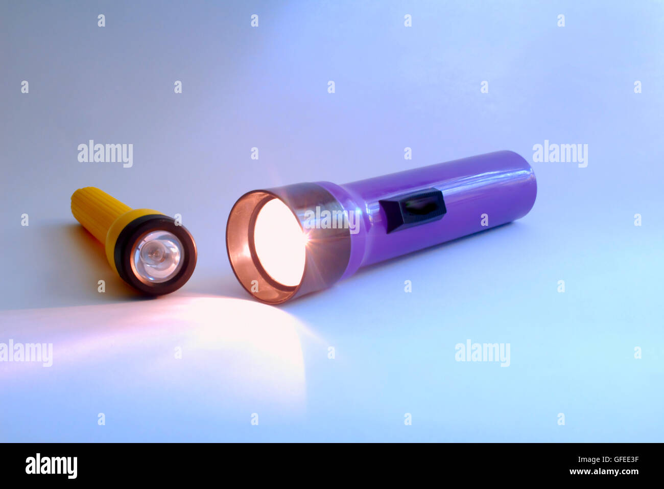 Deux feux flash violet un un jaune Banque D'Images