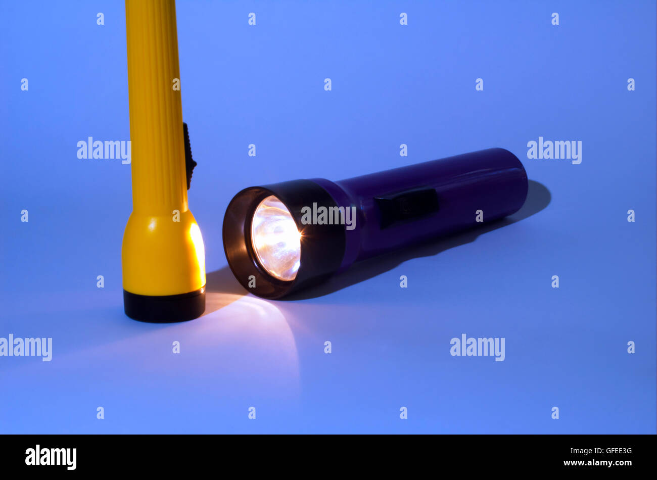 Deux feux flash violet un un jaune Banque D'Images