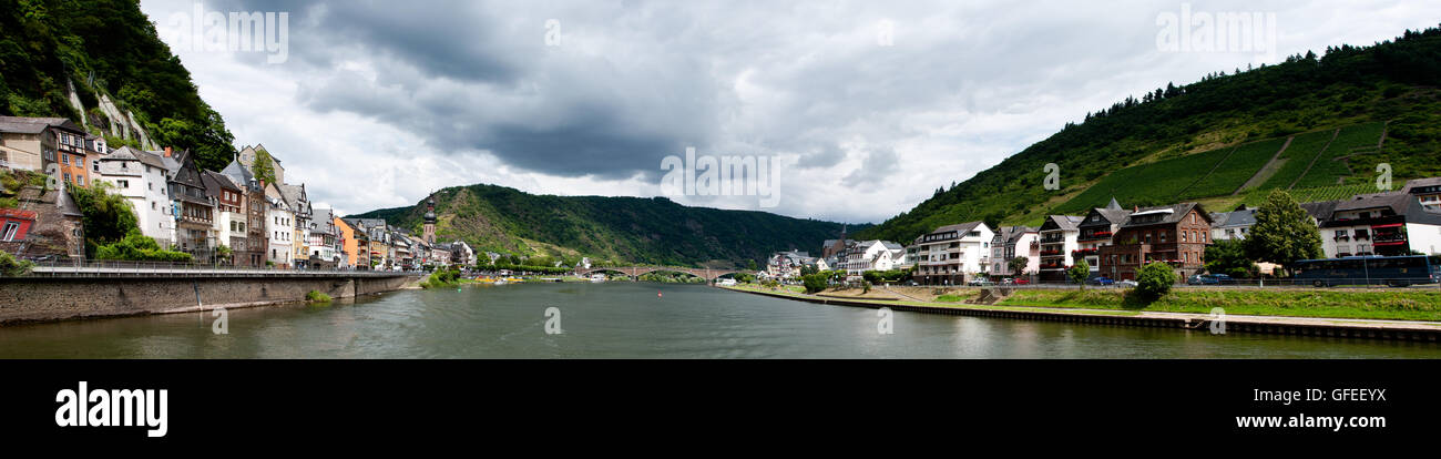 Cochem, Allemagne - 17 juillet 2016 : Panorama de la Moselle et de la ville de Cochem en Allemagne Banque D'Images