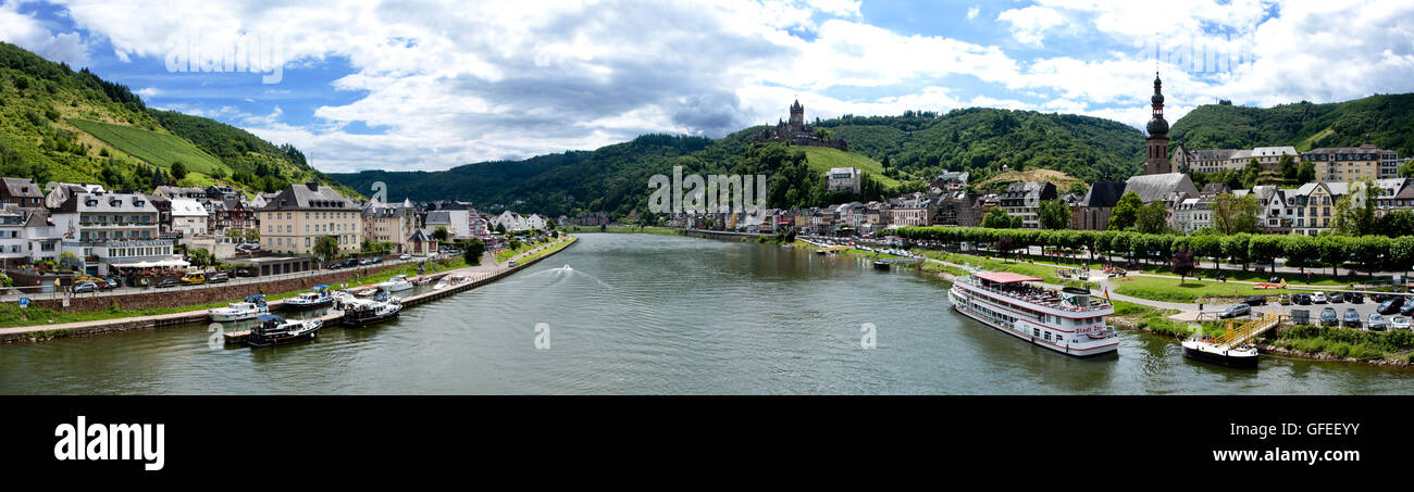 Cochem, Allemagne - 17 juillet 2016 : Panorama de la Moselle et de la ville de Cochem en Allemagne Banque D'Images