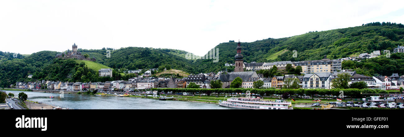 Cochem, Allemagne - 17 juillet 2016 : Panorama de la Moselle et de la ville de Cochem en Allemagne. Banque D'Images