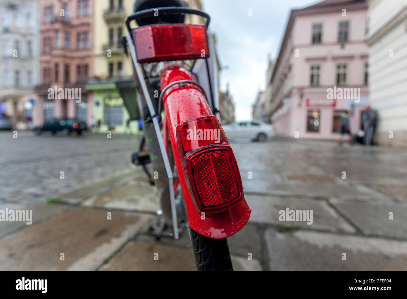 Bicyclette avec garde-boue rouge. Square sur un jour de pluie sur le paysage de la ville vélo de près Banque D'Images