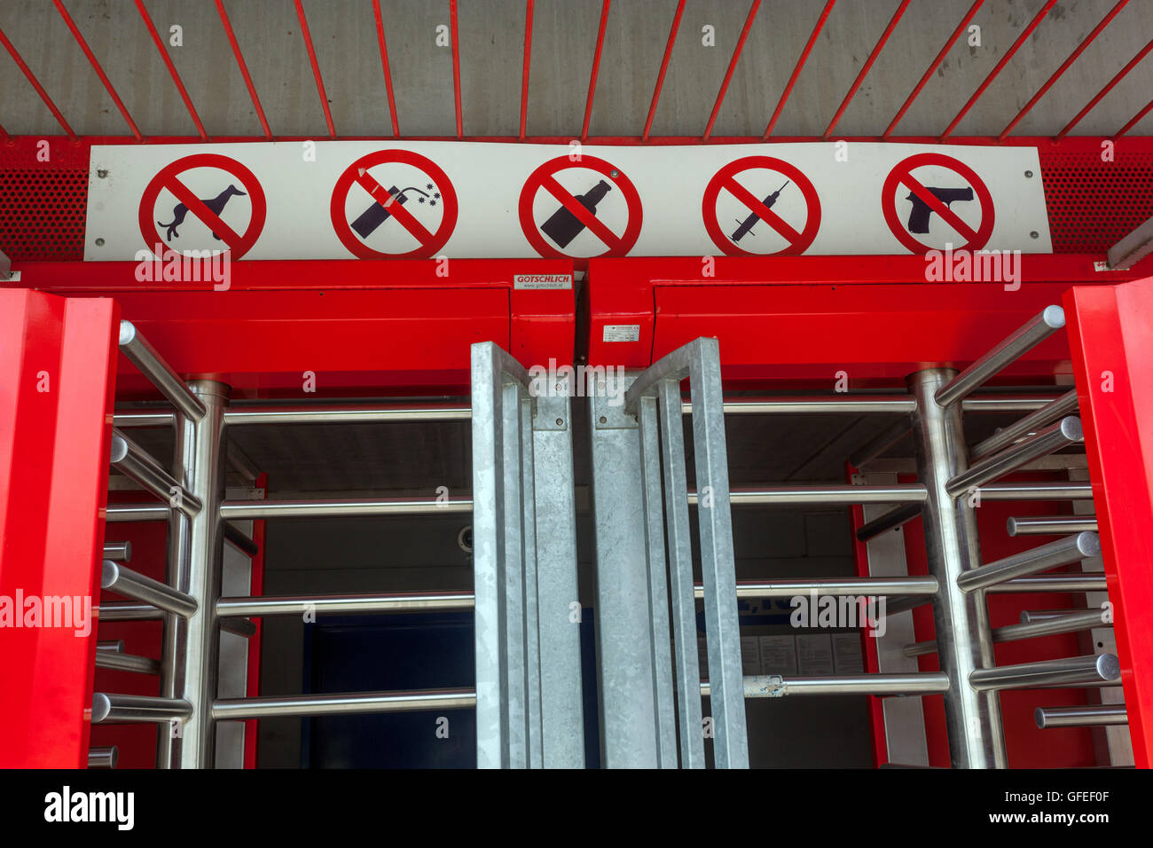 Barrière de sécurité en métal pour un stade de football, des signes Banque D'Images