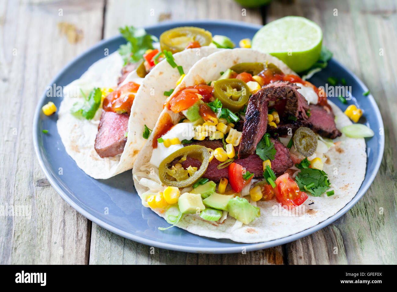 Soft tacos avec steak, maïs, choux, avocat et tomate Banque D'Images