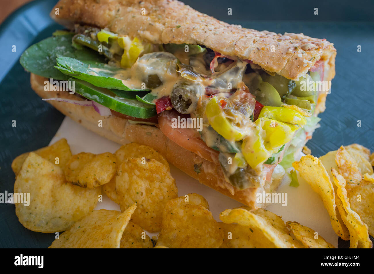 Débordement farcis épicés énorme sandwich avec garniture sous chaque Banque D'Images