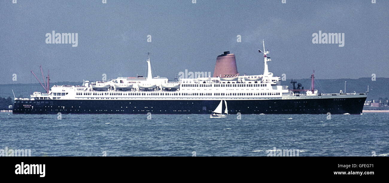 AJAXNETPHOTO. 1960 S. SOLENT, en Angleterre. - Paquebot allemand - L'BREMEN Outward Bound DE SOUTHAMPTON. Le navire était à l'origine paquebot français PASTEUR, construit en 1939. Est devenu le Bremen en 1957. PHOTO:VIV TOWNLEY/AJAX REF:EPS34 34 Banque D'Images