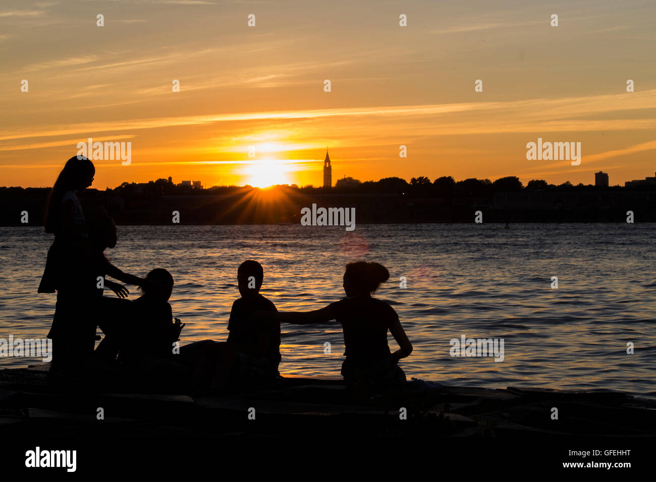 Les enfants jouant dans le coucher du soleil, port de Montréal, Canada Banque D'Images