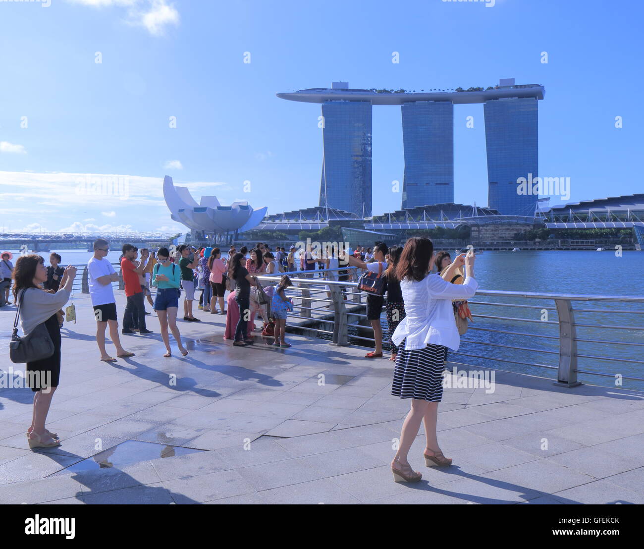 Les gens prennent des photos de l'horizon de Singapour. Banque D'Images