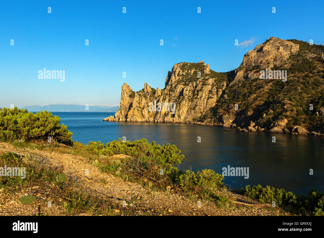 Avis de Blue Bay et le mont Karaul-Oba. Montagnes en Crimée à la mer Noire. Banque D'Images