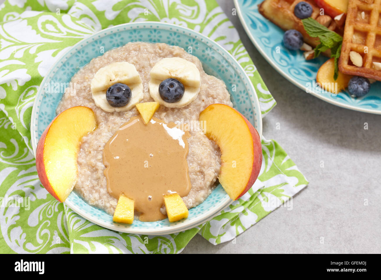 Petit-déjeuner enfants porridge avec des fruits et baies Banque D'Images