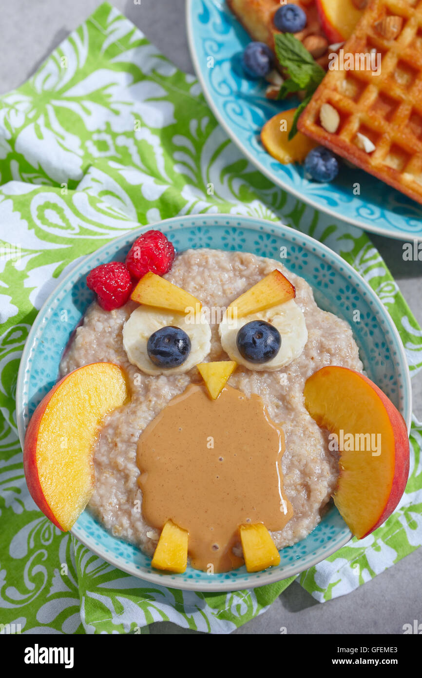 Petit-déjeuner enfants porridge avec des fruits et baies Banque D'Images