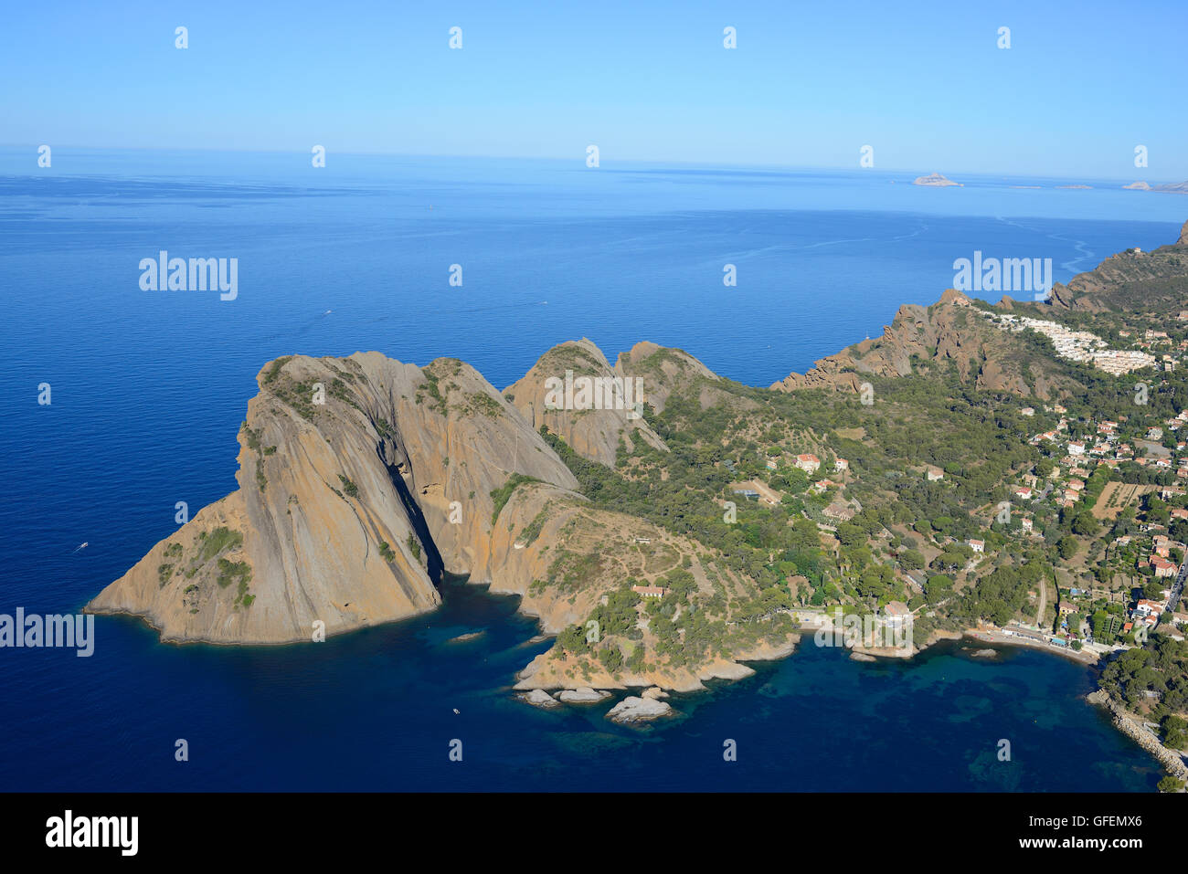 VUE AÉRIENNE.Le bec de l'Aigle, un promontoire rocheux dominant la mer Méditerranée depuis sa hauteur de 155 mètres.La Ciotat, Provence, France. Banque D'Images