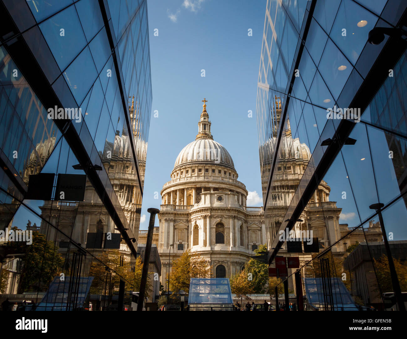 Low angle shot de la Cathédrale St Paul, avec reflet dans le verre de 2 bâtiments modernes de bureau/commerce Banque D'Images