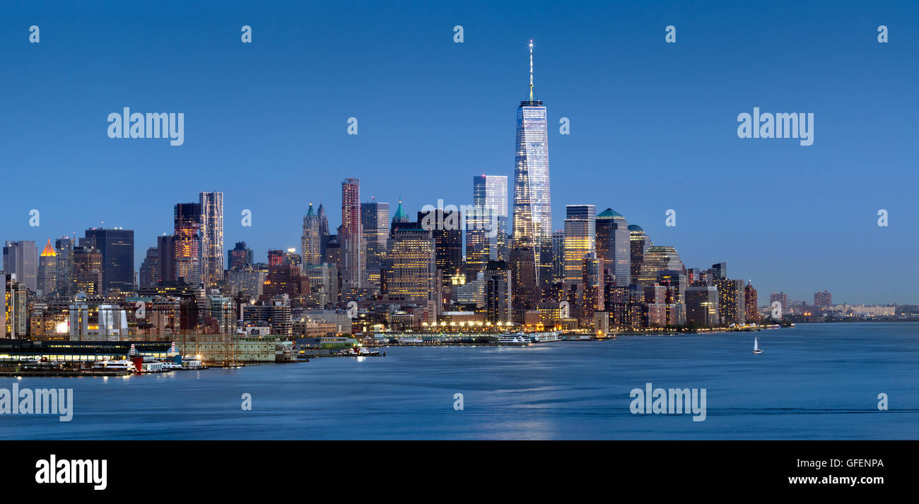La ville de New York vue panoramique aérienne au crépuscule du quartier des gratte-ciel (World Trade Centre) avec la rivière Hudson Banque D'Images