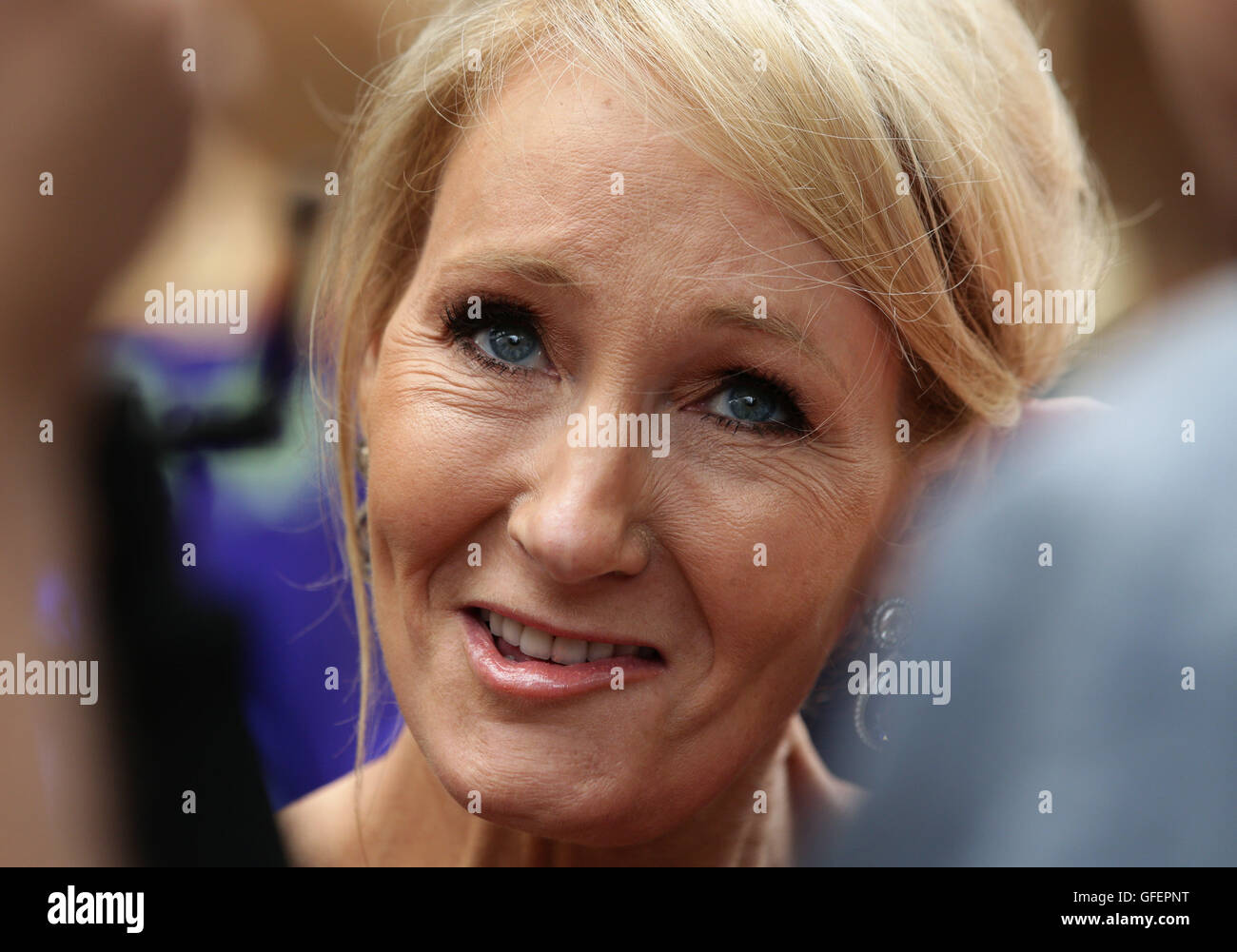 JK Rowling arrivant pour l'ouverture de gala de Harry Potter et l'enfant maudit, au Palace Theatre de Londres. Banque D'Images