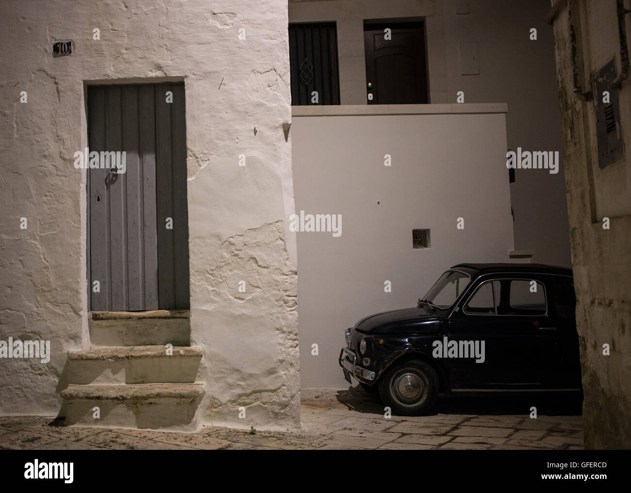 Une porte et une petite voiture sont vus en Martina Franca, Pouilles, Italie Banque D'Images