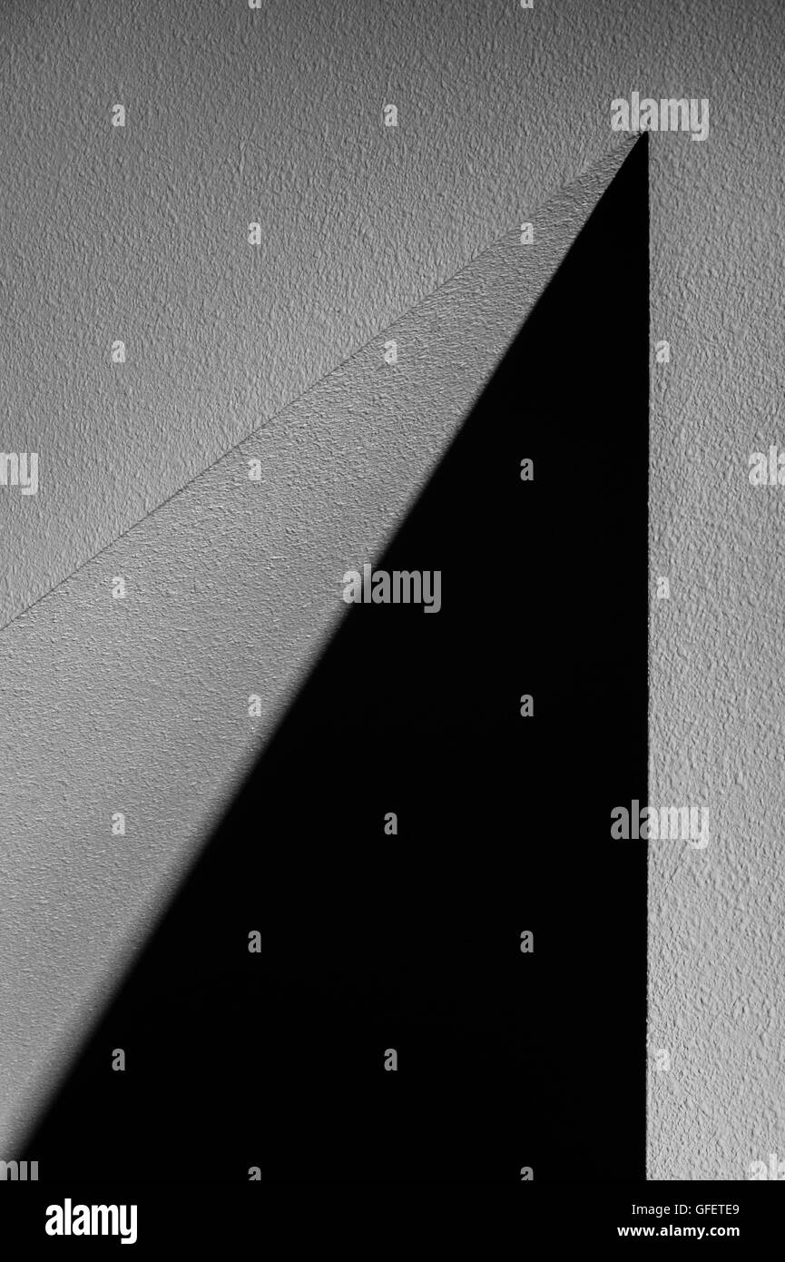 Formes abstraites mur intérieur de triangles noir et blanc Banque D'Images