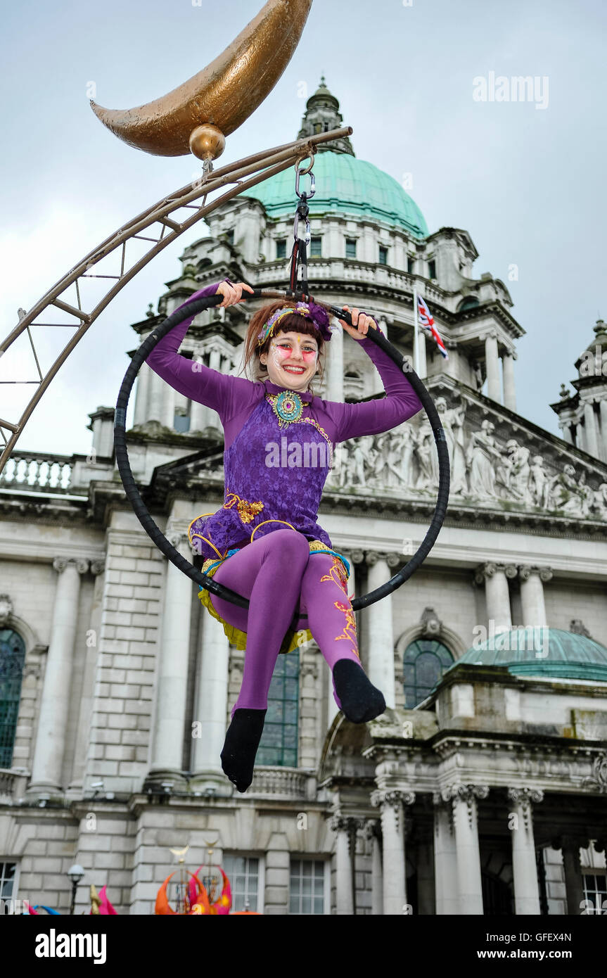 17/03/2013 à Belfast, en Irlande du Nord. Une gymnaste exécute en dehors de Belfast City Hall à l'avance de l'Assemblée Saint Patrick's Day Parade. Banque D'Images