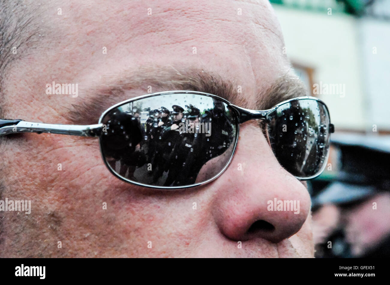 Belfast, Irlande du Nord. 21/06/2013. Les agents de police dans la ligne défensive se reflètent dans les lunettes d'un partisan loyaliste Banque D'Images