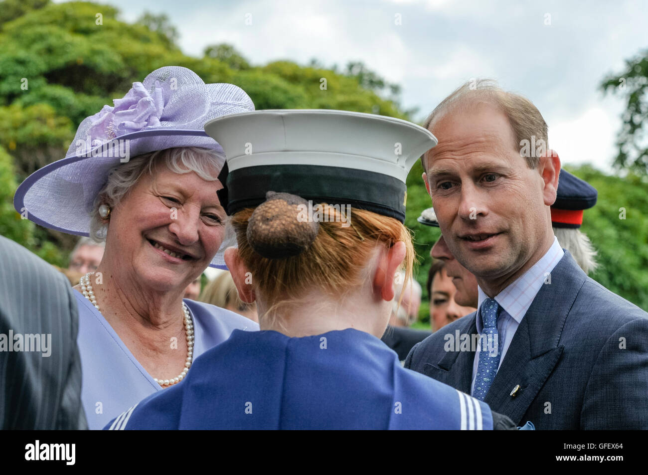 Hillsborough, en Irlande du Nord. 5 Septembre 2013 - Prince Edward et de Dame Mary Peters chat à un élève-officier de marine à la NI Secrétaire d'État a Garden Party à Hillsborough Castle Banque D'Images