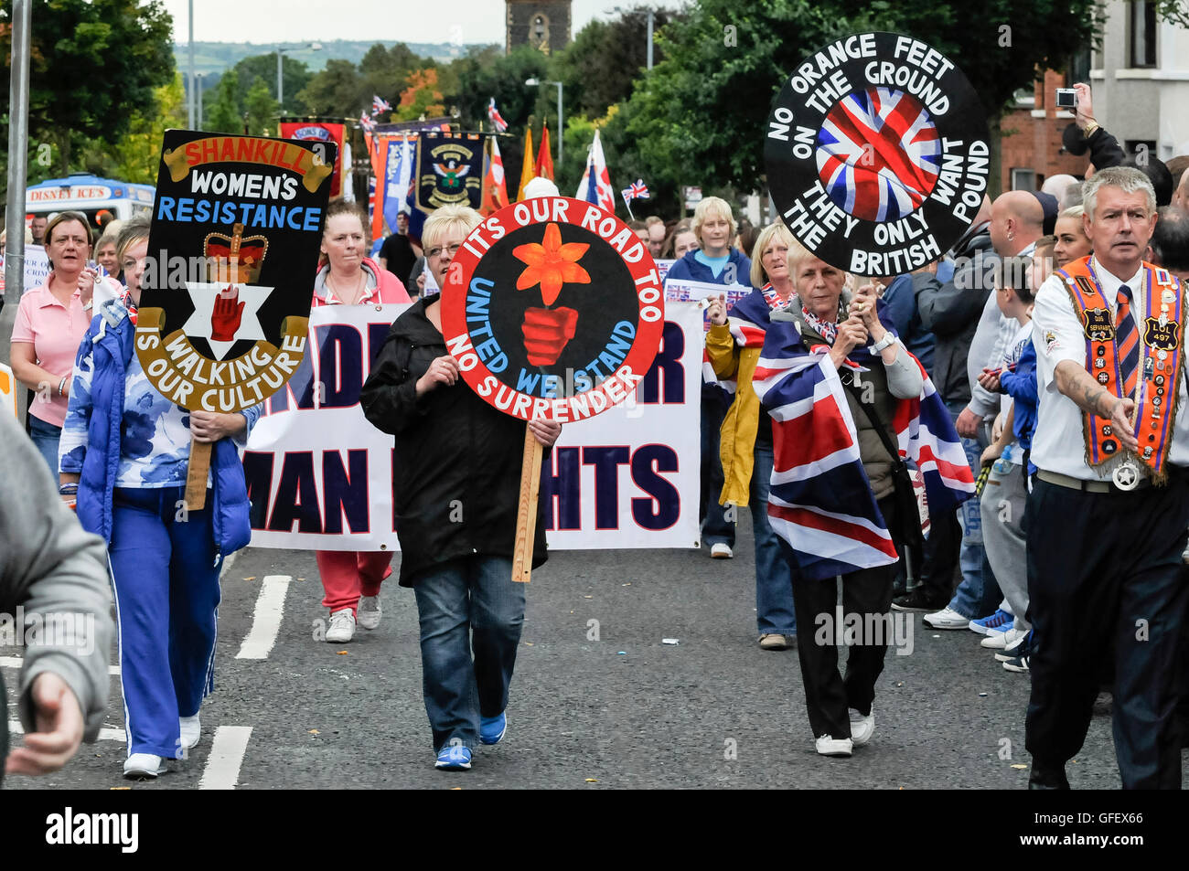 Belfast, en Irlande du Nord, 21 septembre 2013 - les membres de la résistance des femmes Shankill porter des pancartes à la tête de la parade Banque D'Images