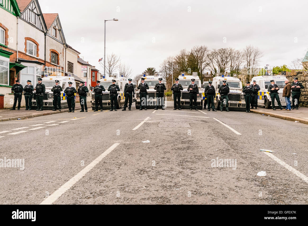 Belfast, Irlande du Nord. 1er mars 2014 - formulaire PSNI une ligne sur la rue Woodvale à empêcher le passage d'un ordre d'orange parade loyaliste Banque D'Images