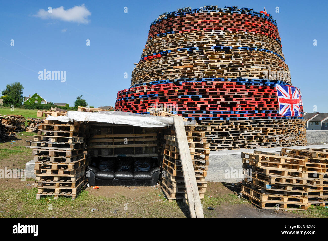 Wallonie, Belfast, Irlande du Nord. 1 Sep 2014 - Une controverse bonfire est construite sur un site qui a coûté 30 000 livres d'argent de contribuables en raison de problèmes de sécurité dans les années précédentes. Rapports des pneus utilisés sur le feu ont été montré pour être faux. Banque D'Images