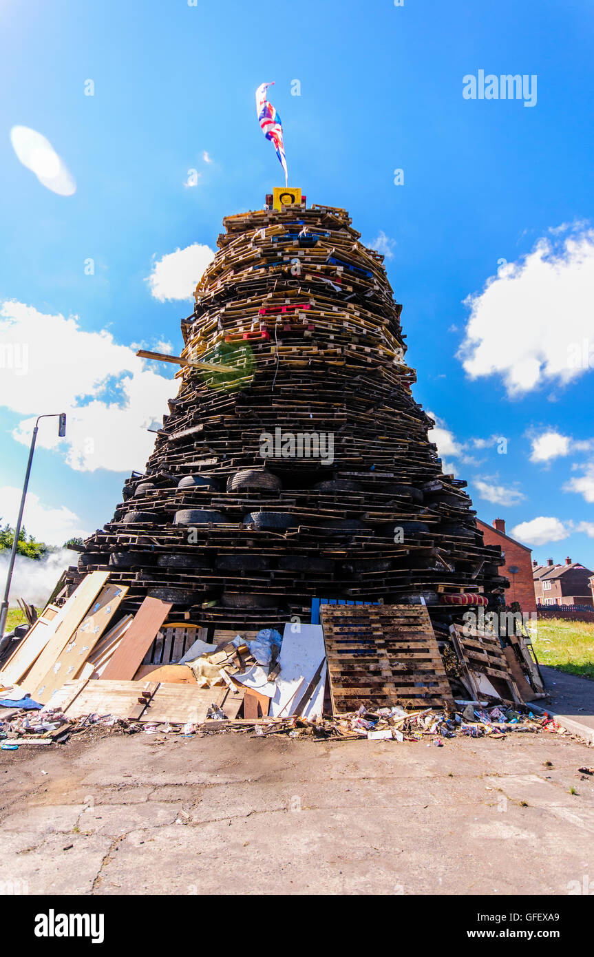 Belfast, Irlande du Nord. 9 Sep 2014 - Un grand feu de palettes et de pneus est construit en Amérique du Belfast en préparation pour 11 juillet Célébration Banque D'Images