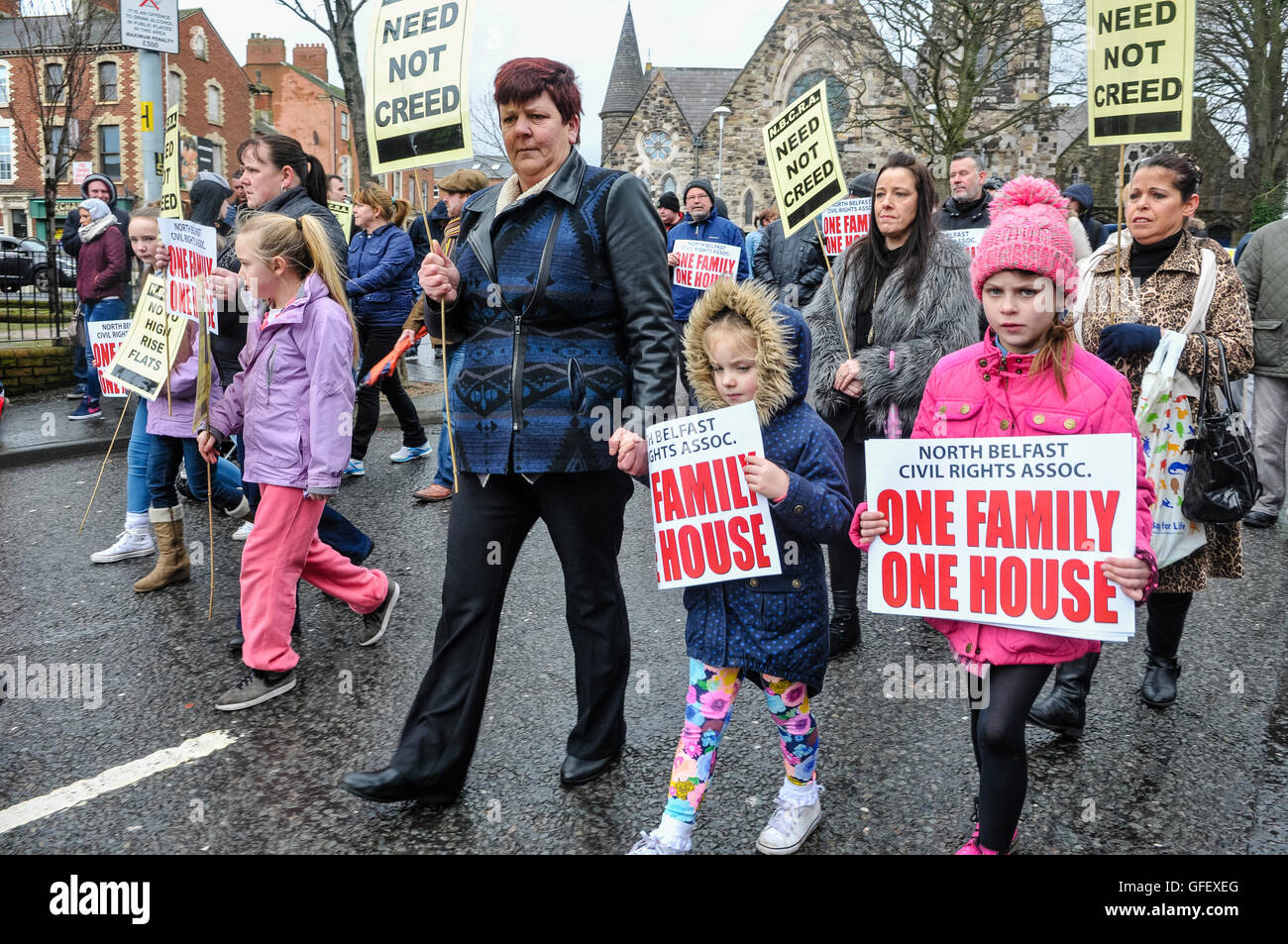 Belfast, en Irlande du Nord, 1 février 2014 - Les femmes et les enfants en mars une protestation de Belfast Nord Association des droits civils de protester contre le manque de logements sociaux et d'équipements à Belfast. Banque D'Images