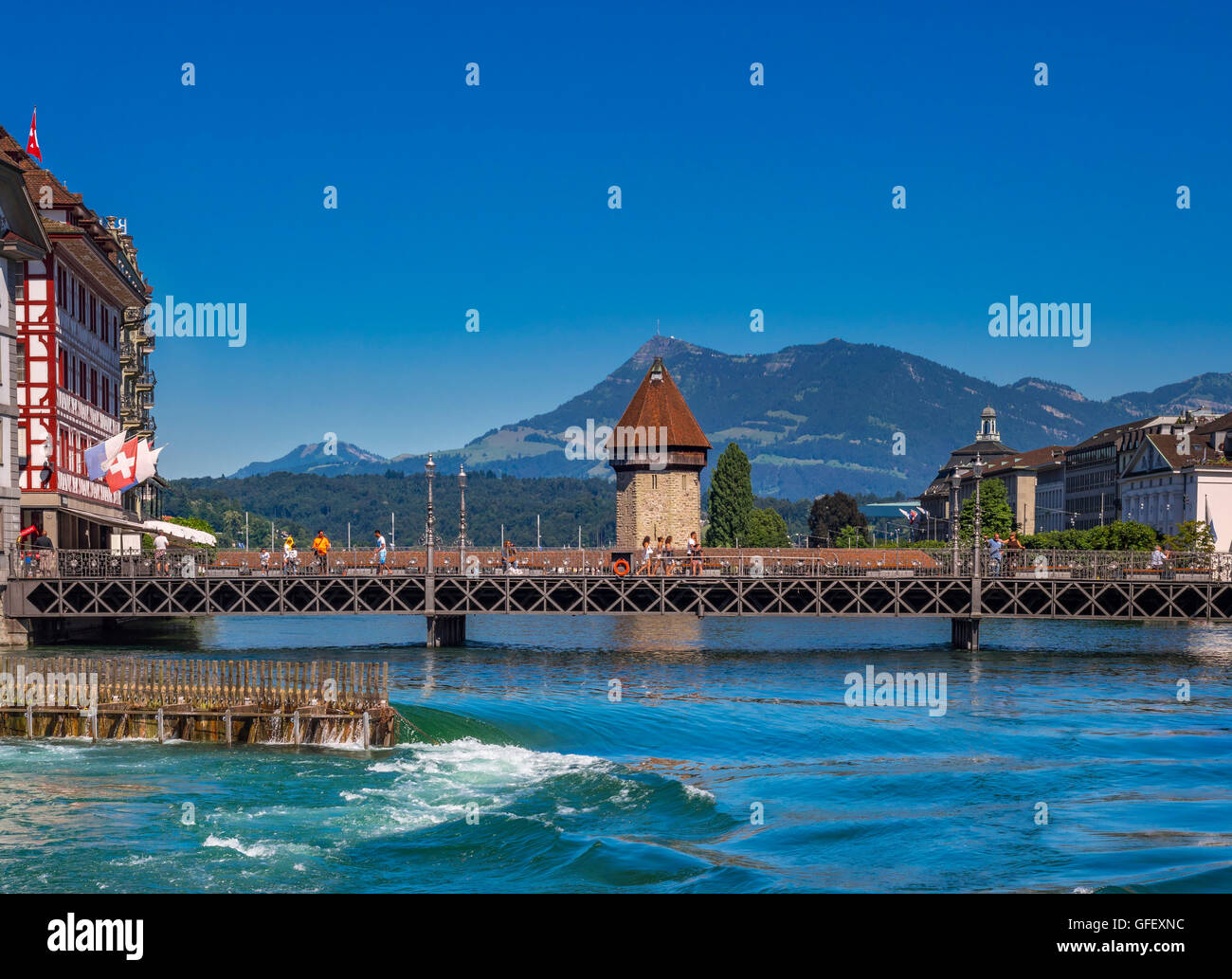 Vieille Ville et le pont sur la rivière Reuss, à Lucerne, Suisse, Europe Banque D'Images