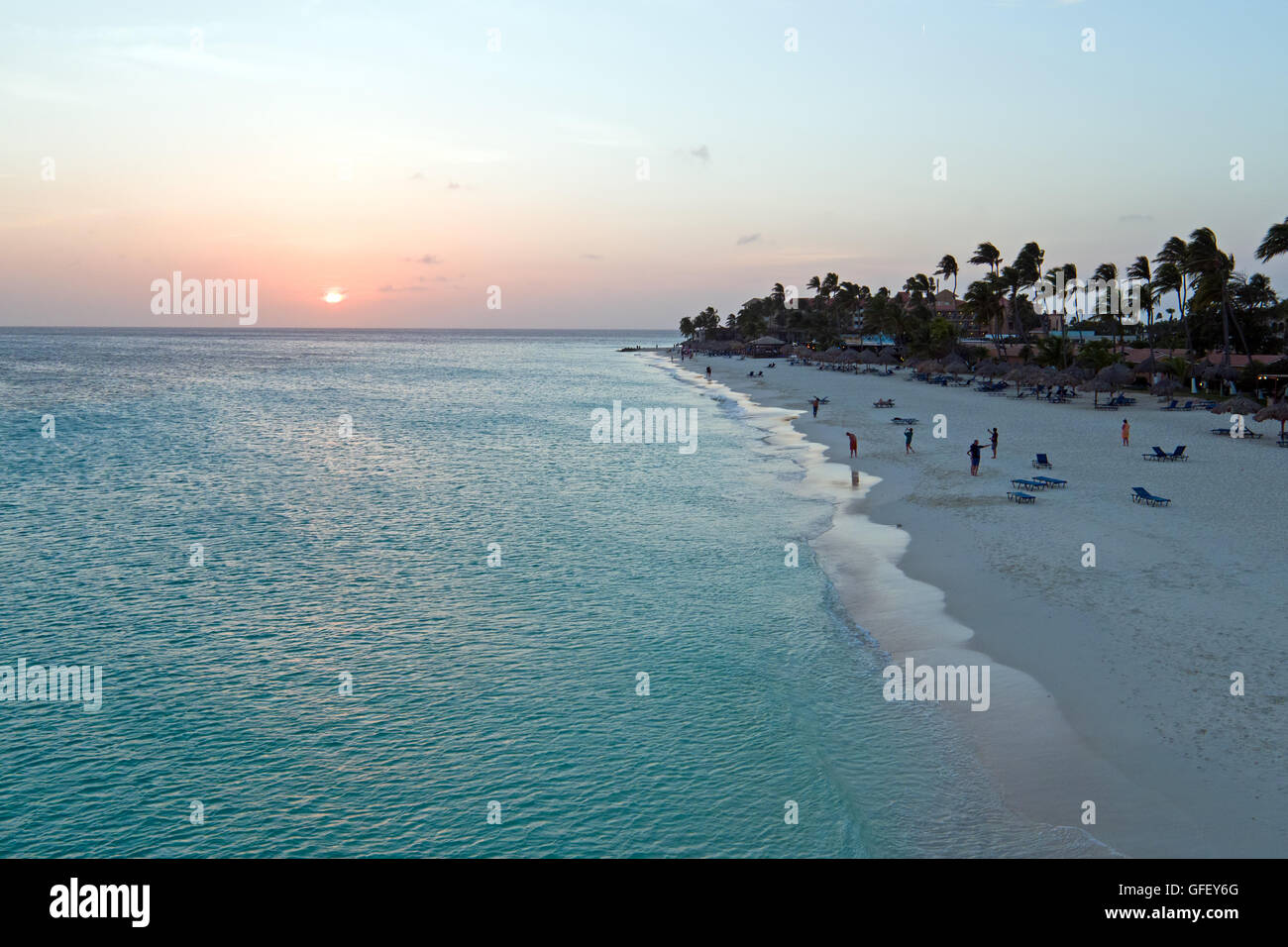 Antenne de Manchebo Beach sur l'île d'Aruba dans la mer des Caraïbes au coucher du soleil Banque D'Images