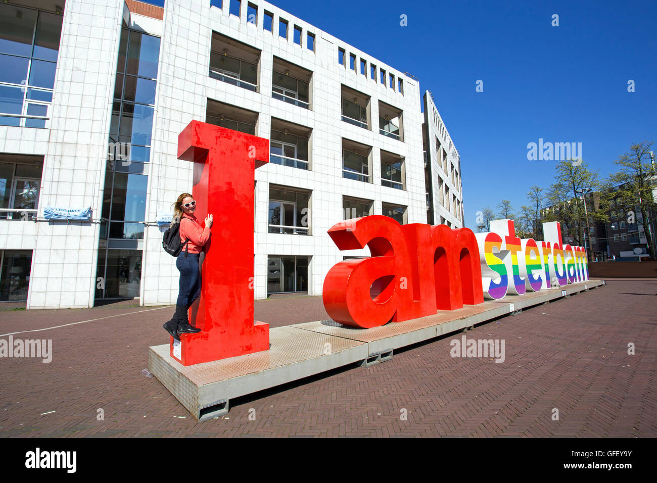 Jeune femme néerlandaise avec les lettres I Amsterdam à Amsterdam aux Pays-Bas Banque D'Images
