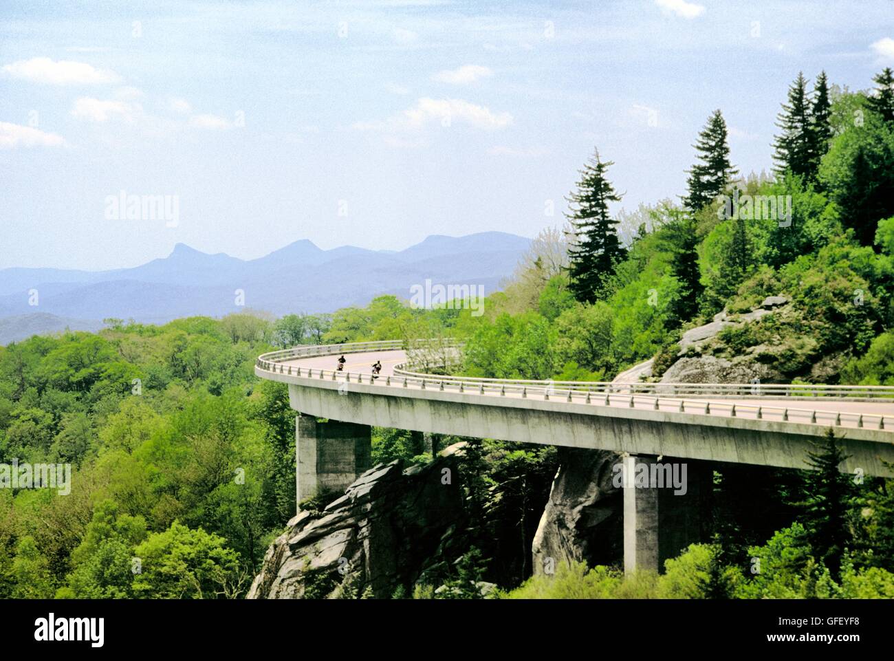 Linn cove viaduct serpents autour de grandfather mountain sur le Blue Ridge Parkway, North Carolina, USA de la chaîne des Appalaches. Banque D'Images