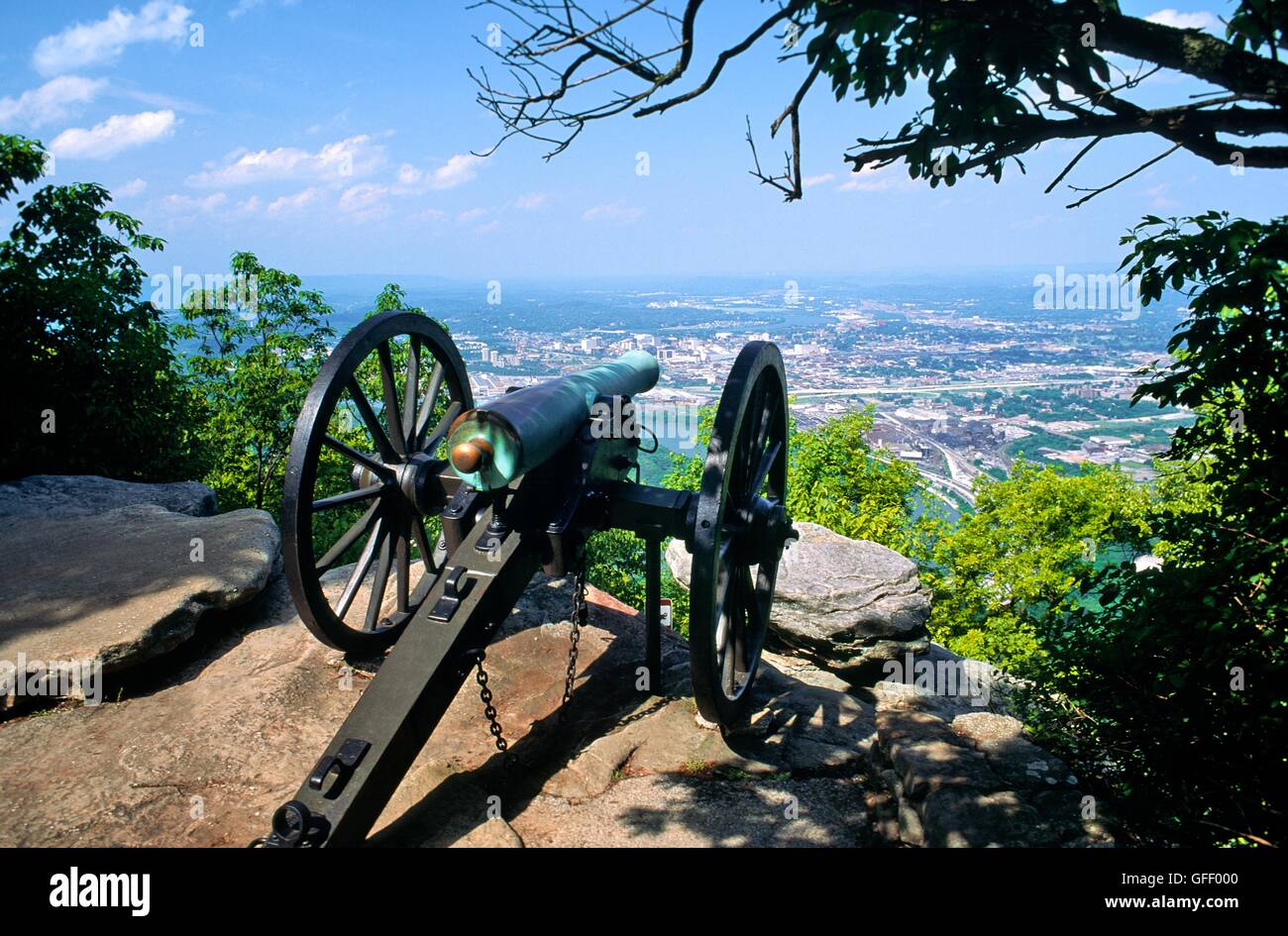 La guerre civile les batteries de canons sur Lookout Mountain au-dessus de la commande de la rivière Tennessee la ville de Chattanooga, Tennessee, usa ci-dessous. Banque D'Images