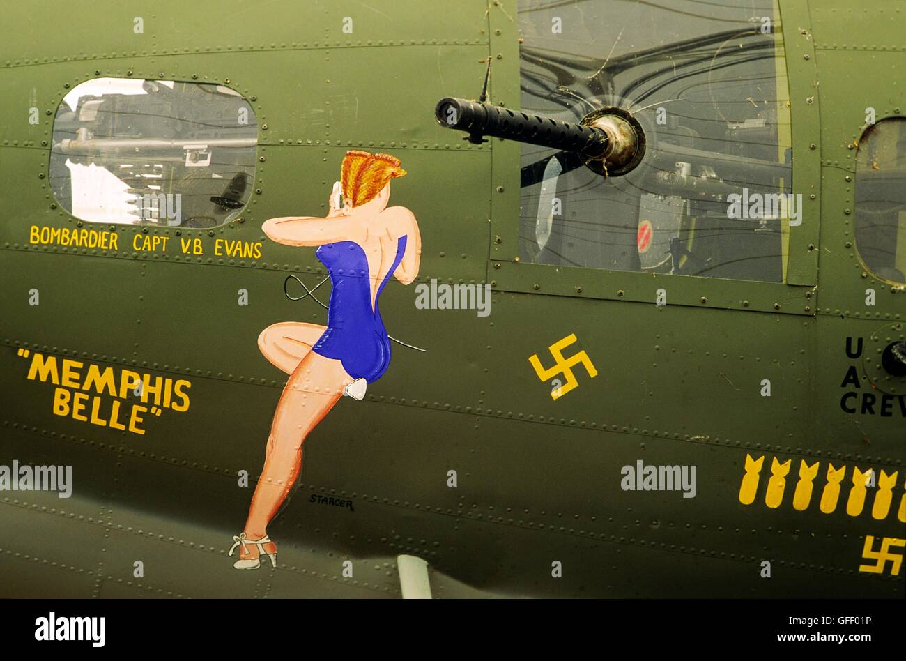 Memphis Belle B-17 La Deuxième Guerre mondiale avion de bombardement sur l'affichage à Mud Island, Memphis, Tennessee, USA. Autocollant Pin-up et machine gun Banque D'Images