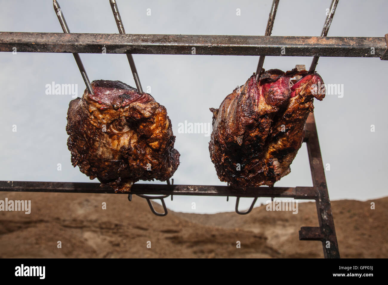 Deux énormes morceaux de viande sur le gril Banque D'Images