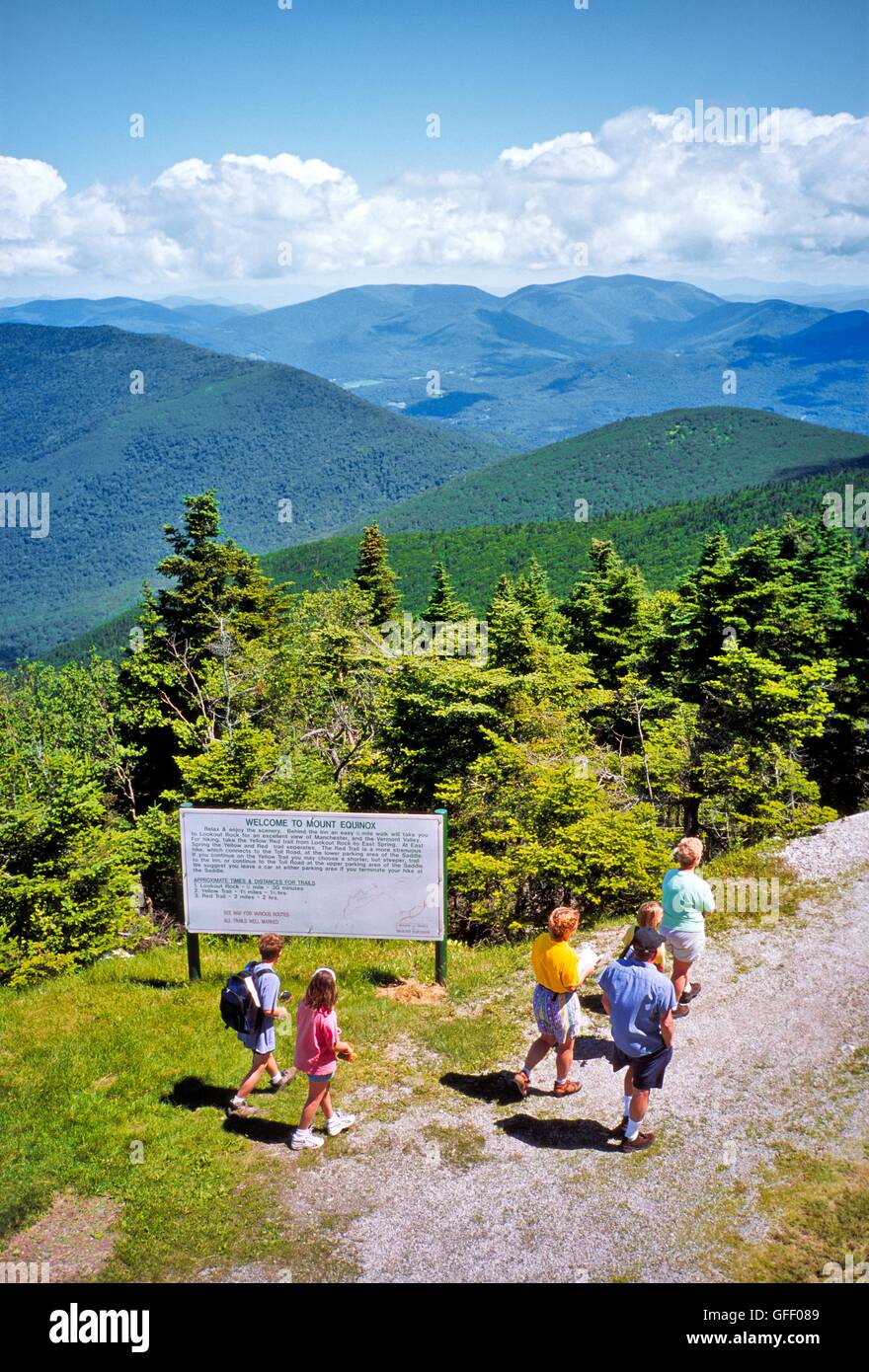 Sentier de randonnée familiale sur le mont panoramique dans la gamme Equinox taconique. Près de Manchester, dans le comté de Bennington, Vermont, Etats-Unis Banque D'Images