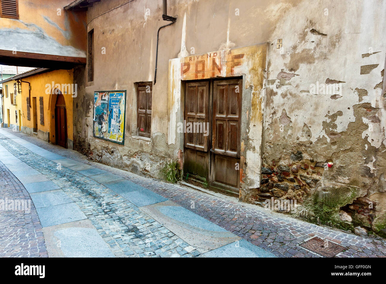 Ancienne boulangerie traditionnelle fermée dans une allée de chaussée de la ferme à Rivoli, Turin, Italie du Nord, Europe, Union européenne, UE. Banque D'Images