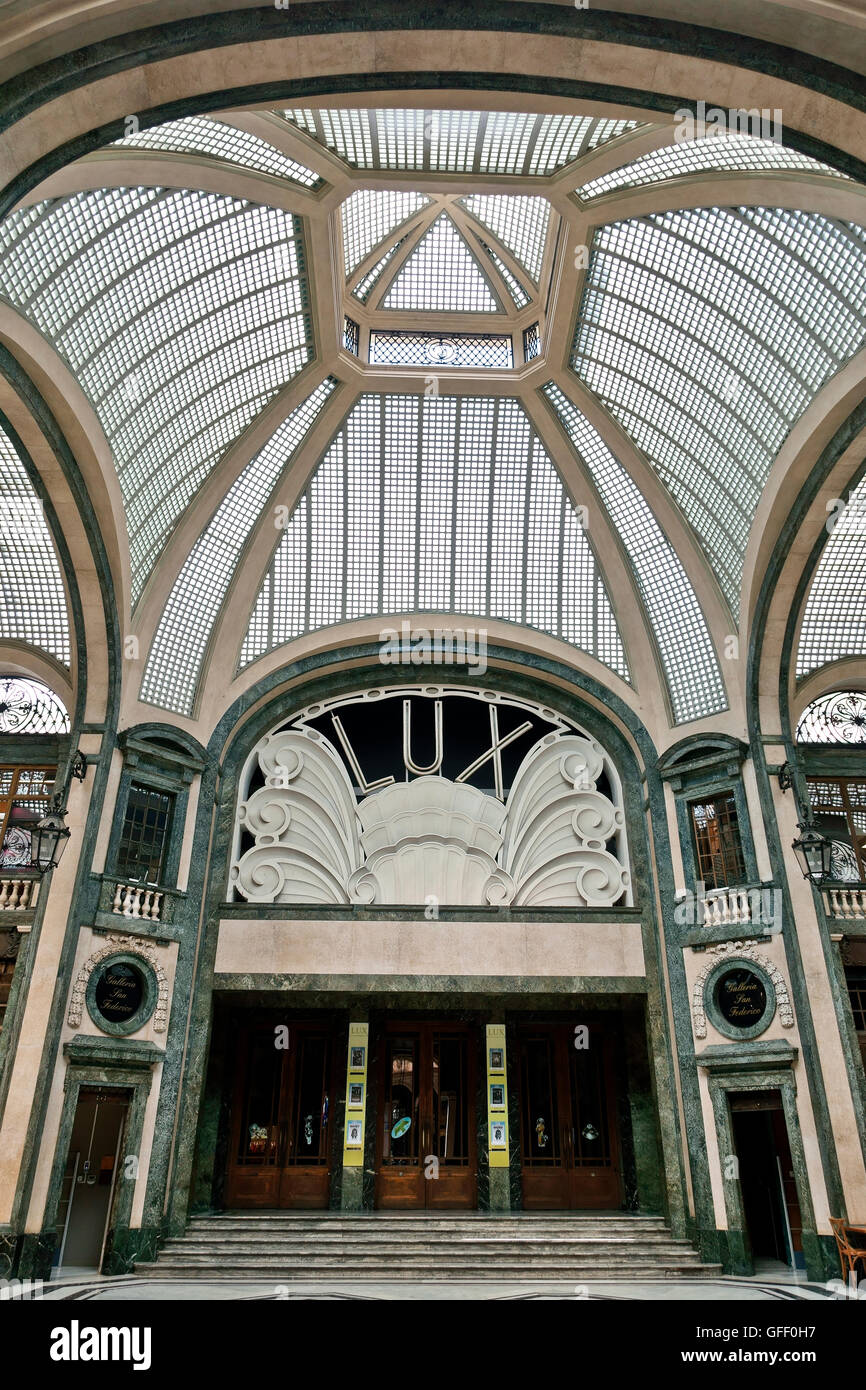Cinéma historique de Lux, galerie San Federico, galerie de San Federico. Turin, Italie du Nord, UE. Arcade gros plan, vue en angle bas. Film. Vintage Banque D'Images